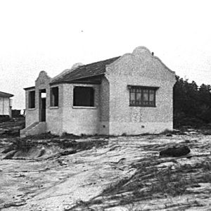 Residence on eroded sand dunes at Palm Beach, 1936. Photographer unknown